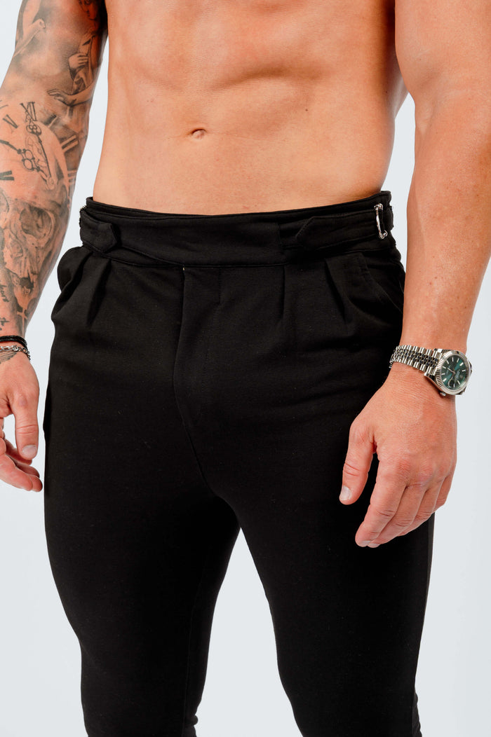 PANTALÓN SLIM FIT DE CINTURA ALTA Y CINCHE LATERAL - NEGRO