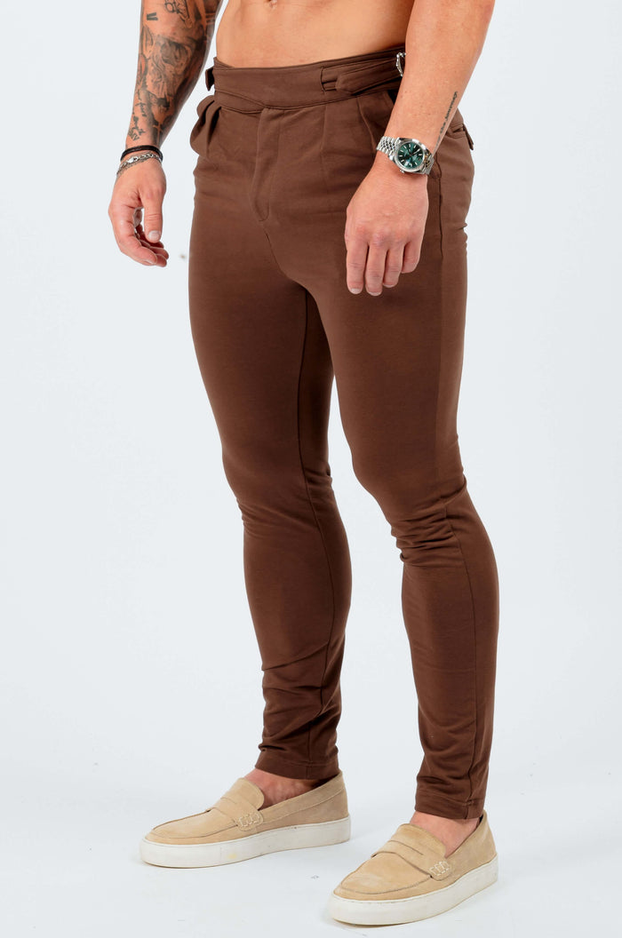 SLIM-FIT-HOSE MIT HOHEM BUND UND SEITLICHEM CINCH – BRAUN