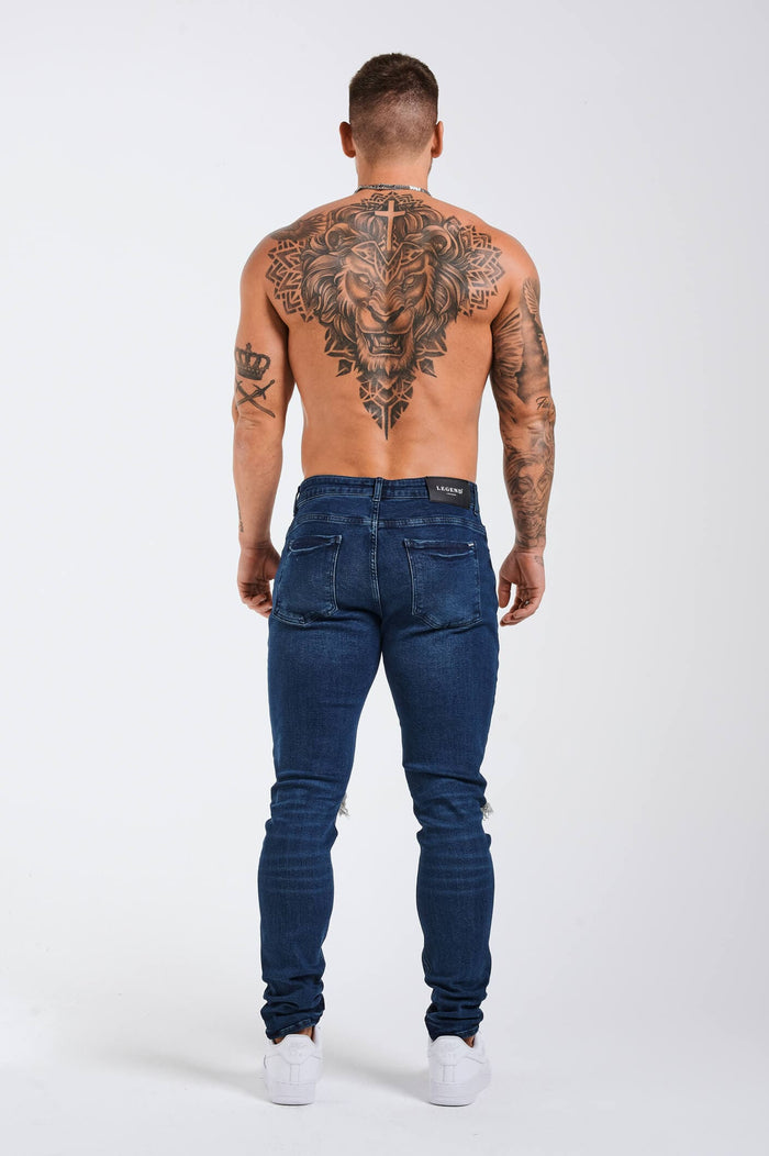 SLIM JEANS 2.0 DISTRESSED UND PATCHED – DUNKELBLAU