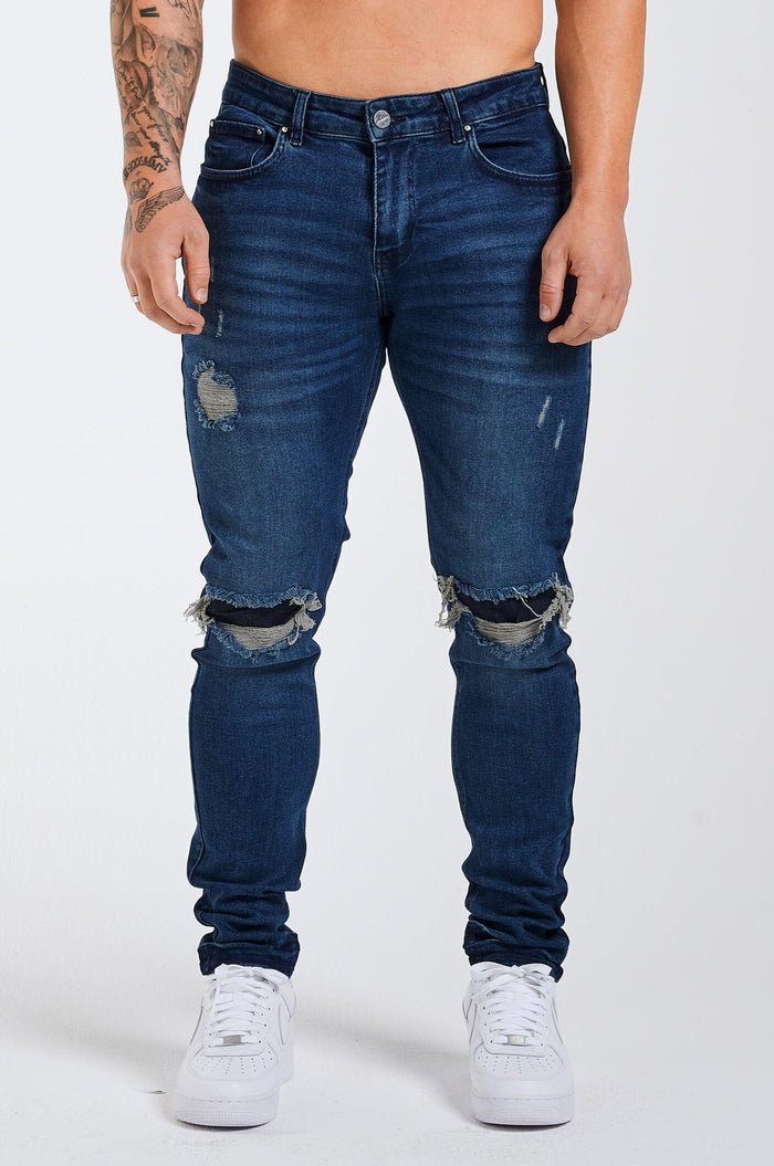 SLIM JEANS 2.0 DISTRESSED UND PATCHED – DUNKELBLAU