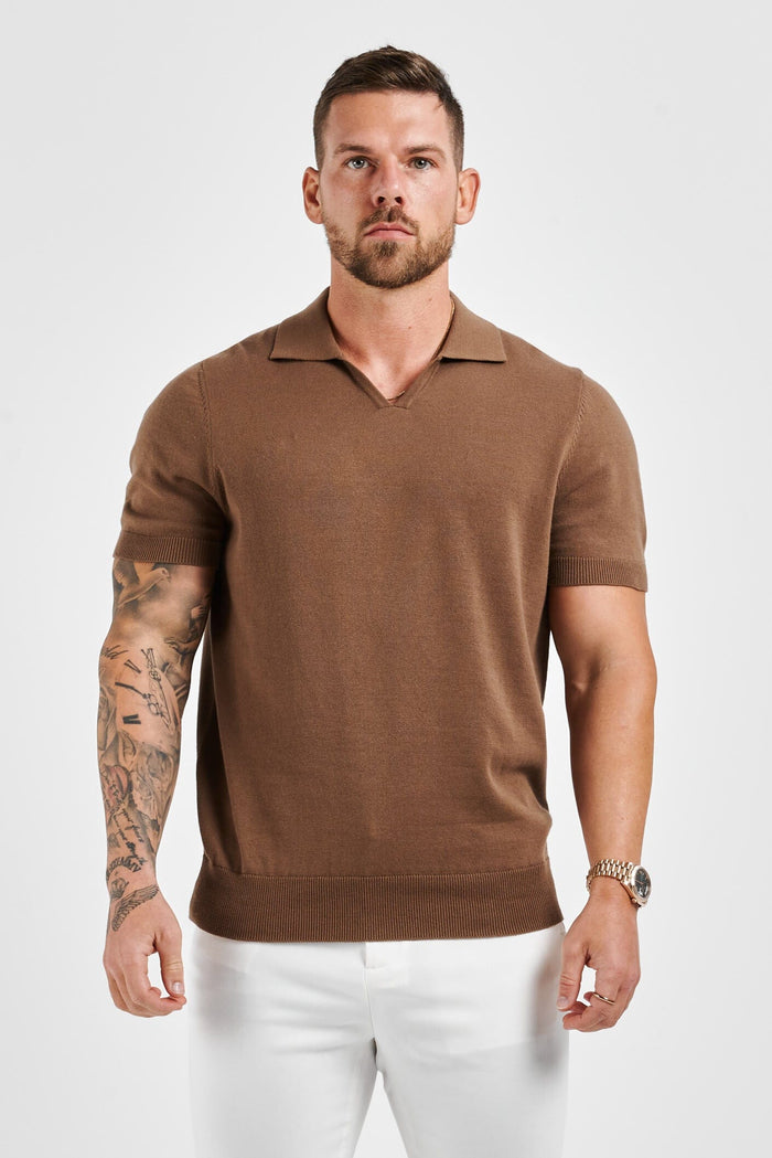 LEGEND POLOSHIRT MIT OFFENEM KRAGEN – BRAUN