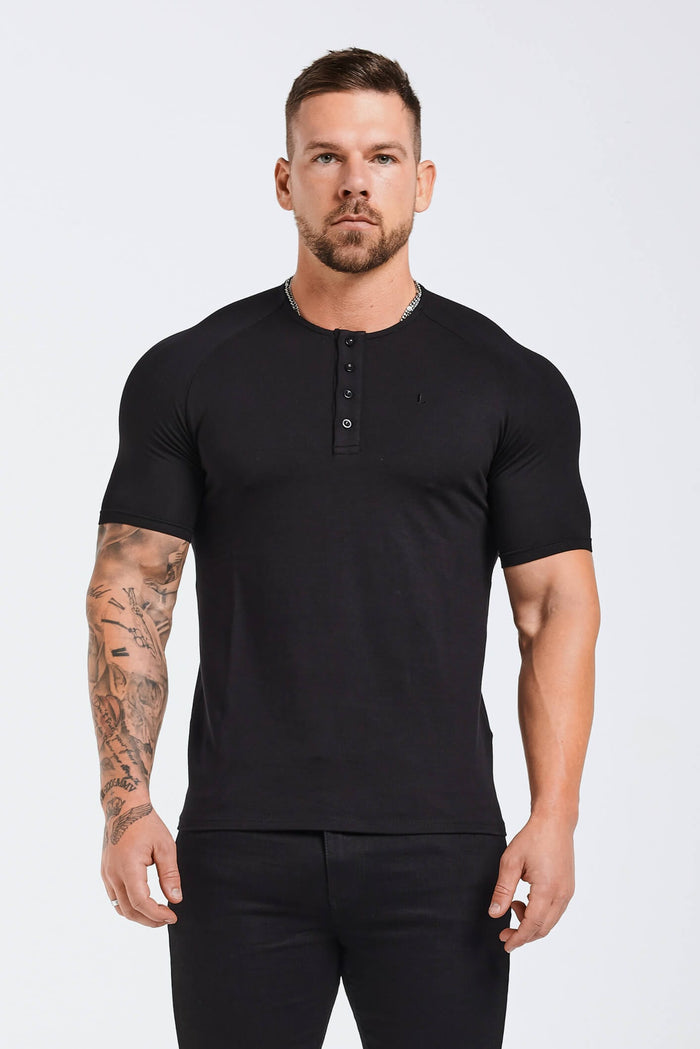 HENLEY-TOP MIT KNOPFVORDERSEITE – SCHWARZ