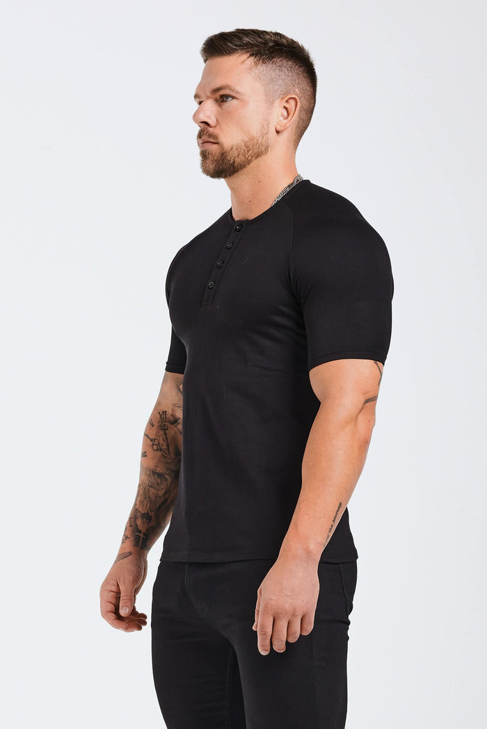 HENLEY-TOP MIT KNOPFVORDERSEITE – SCHWARZ