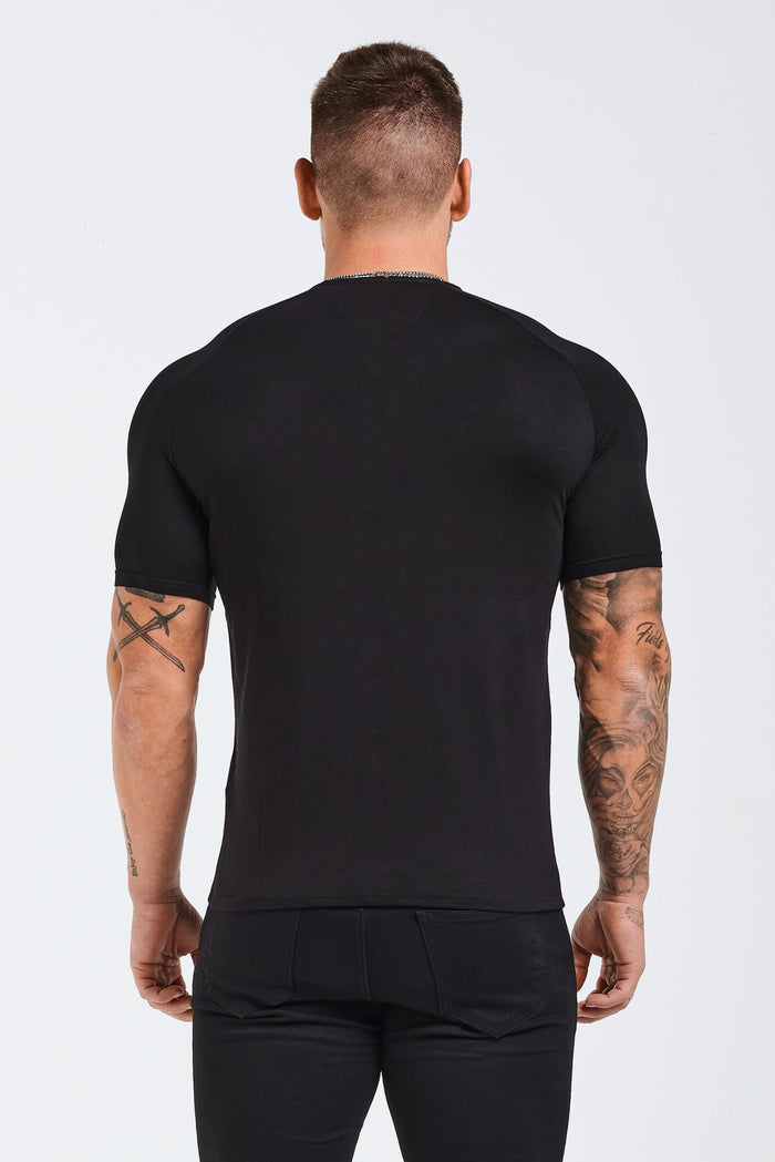 BOTÓN FRONTAL HENLEY SUPERIOR-NEGRO