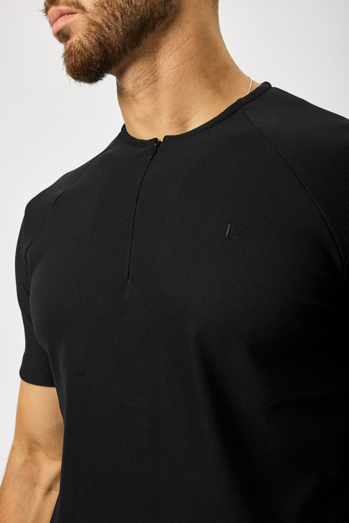 GERIPPTES HENLEY-TOP – SCHWARZ