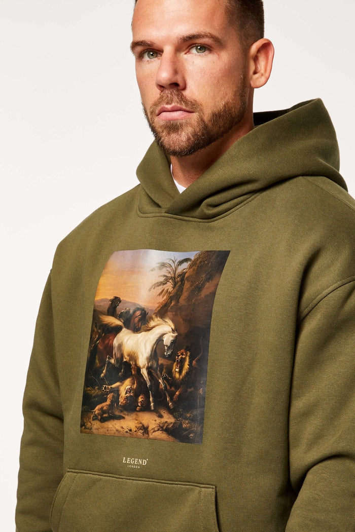 HOODIE MIT BATTLE-PRINT – OLIVENGRÜN