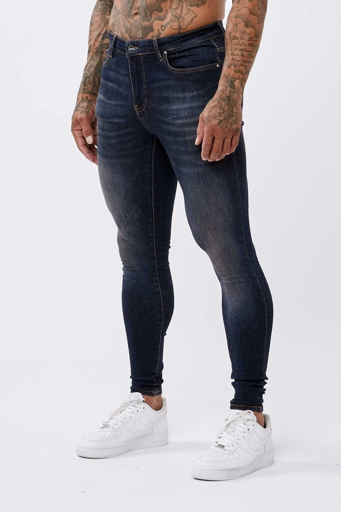 KLASSIEKE INDIGO BLAUWE SPRAY OP JEANS