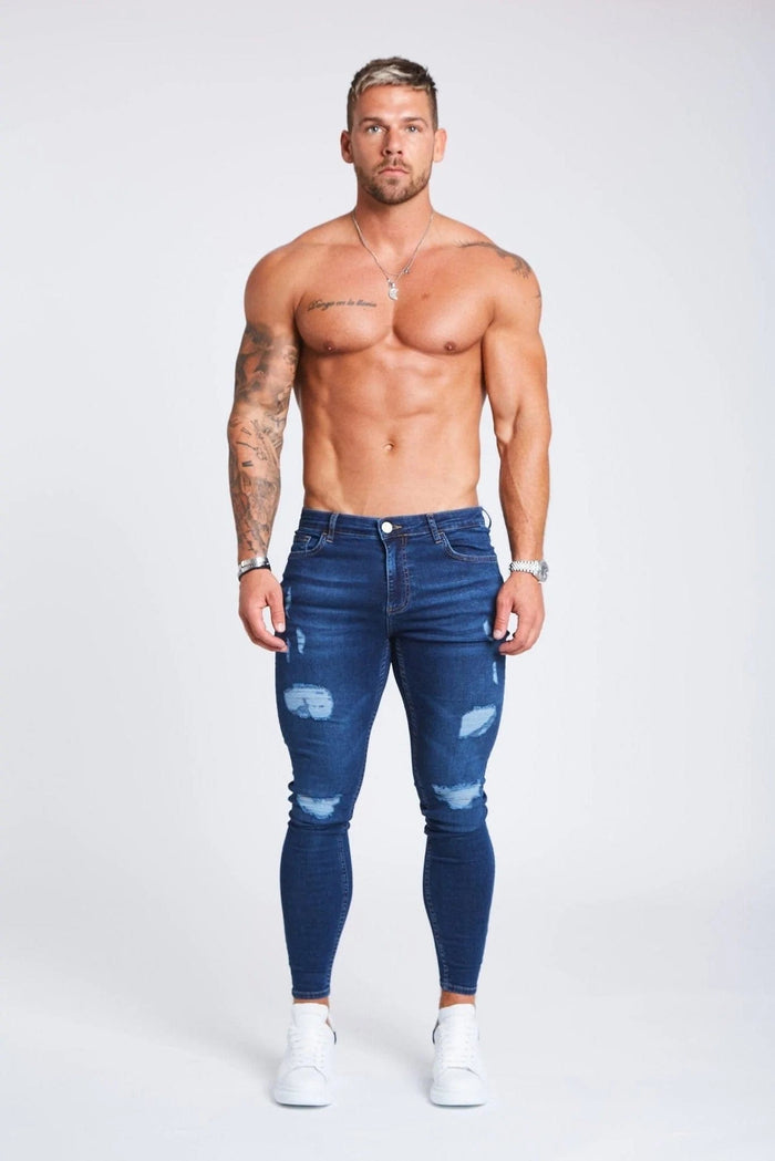 DUNKELBLAUE JEANS – ZERRISSEN UND REPARIERT