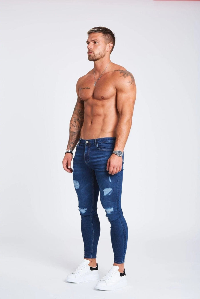 DONKERBLAUWE JEANS - GESCHEURD EN GEREPAREERD