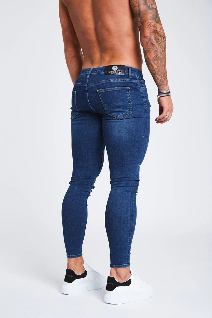 DONKERBLAUWE JEANS - GESCHEURD EN GEREPAREERD