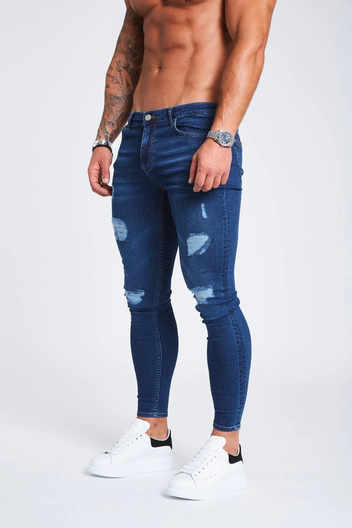 DONKERBLAUWE JEANS - GESCHEURD EN GEREPAREERD