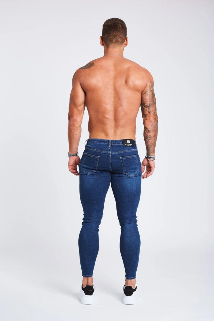 DONKERBLAUWE JEANS - GESCHEURD EN GEREPAREERD