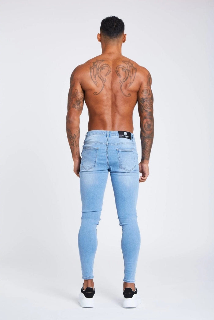 LICHTBLAUWE JEANS - GESCHEURD EN GEREPAREERD