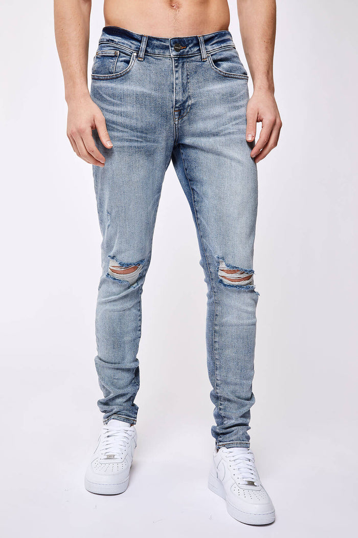 SKINNY FIT JEANS - LICHTBLAUWE OVERDYE VERNIETIGDE KNIE