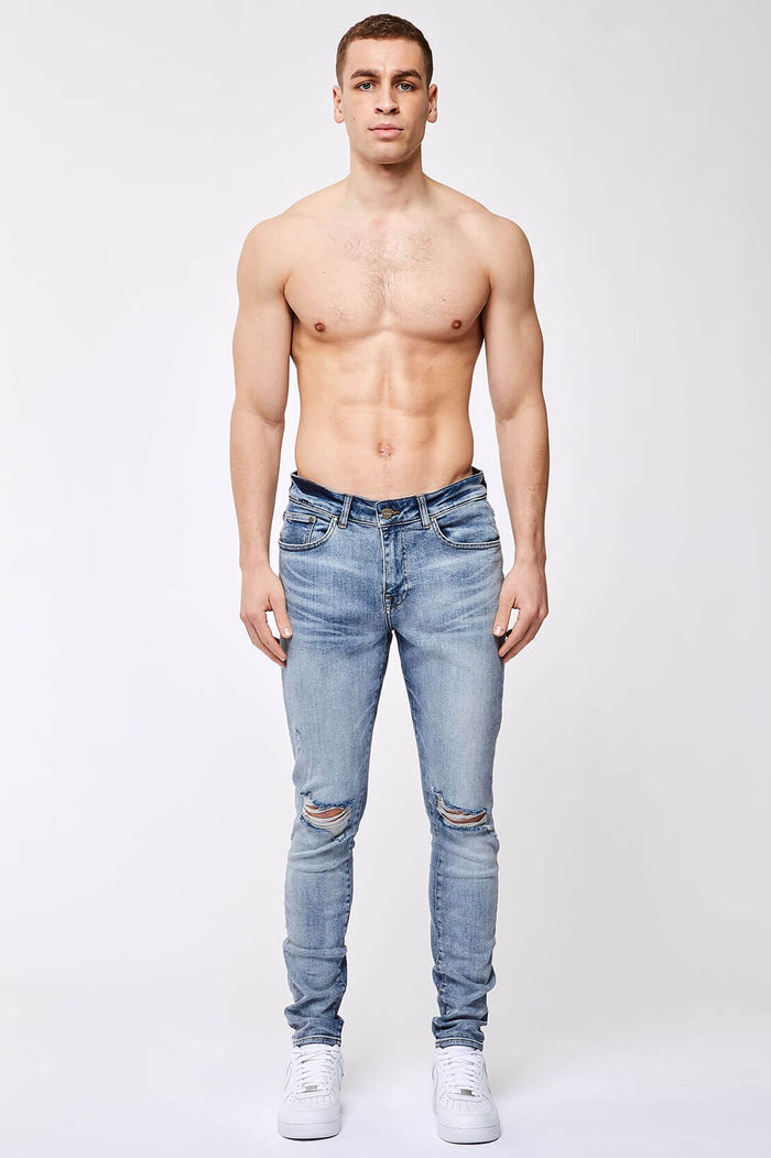 SKINNY FIT JEANS - LICHTBLAUWE OVERDYE VERNIETIGDE KNIE