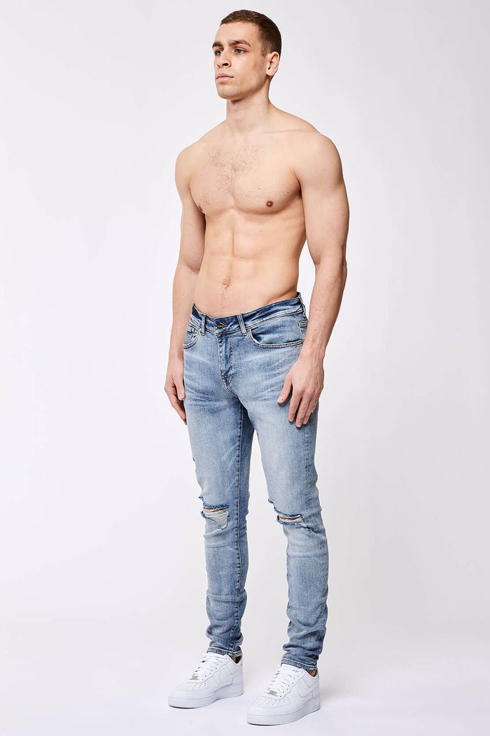 SKINNY FIT JEANS - LICHTBLAUWE OVERDYE VERNIETIGDE KNIE