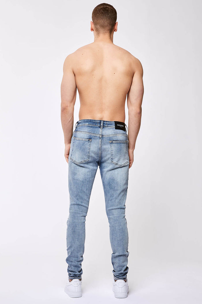 SKINNY FIT JEANS - LICHTBLAUWE OVERDYE VERNIETIGDE KNIE