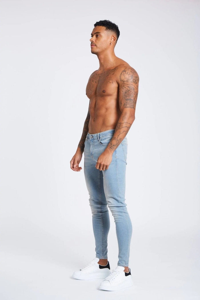 STONE WASHED SPRAY OP JEANS - NIET GESCHEURD