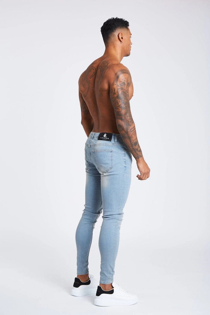 STONE WASHED SPRAY OP JEANS - NIET GESCHEURD