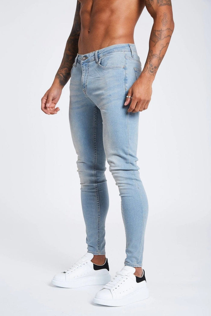 STONE WASHED SPRAY OP JEANS - NIET GESCHEURD