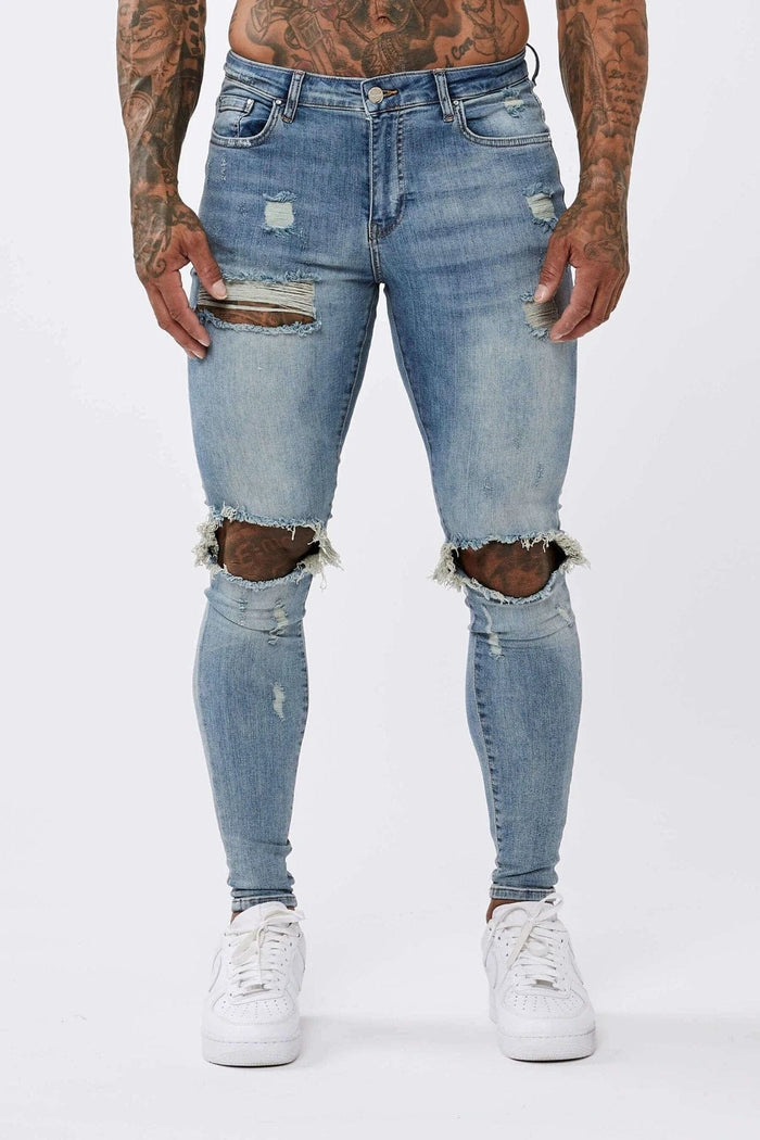 STERK GEWASSEN DONKERBLAUWE SPRAY OP JEANS - GESCHEURD EN GEREPAREERD