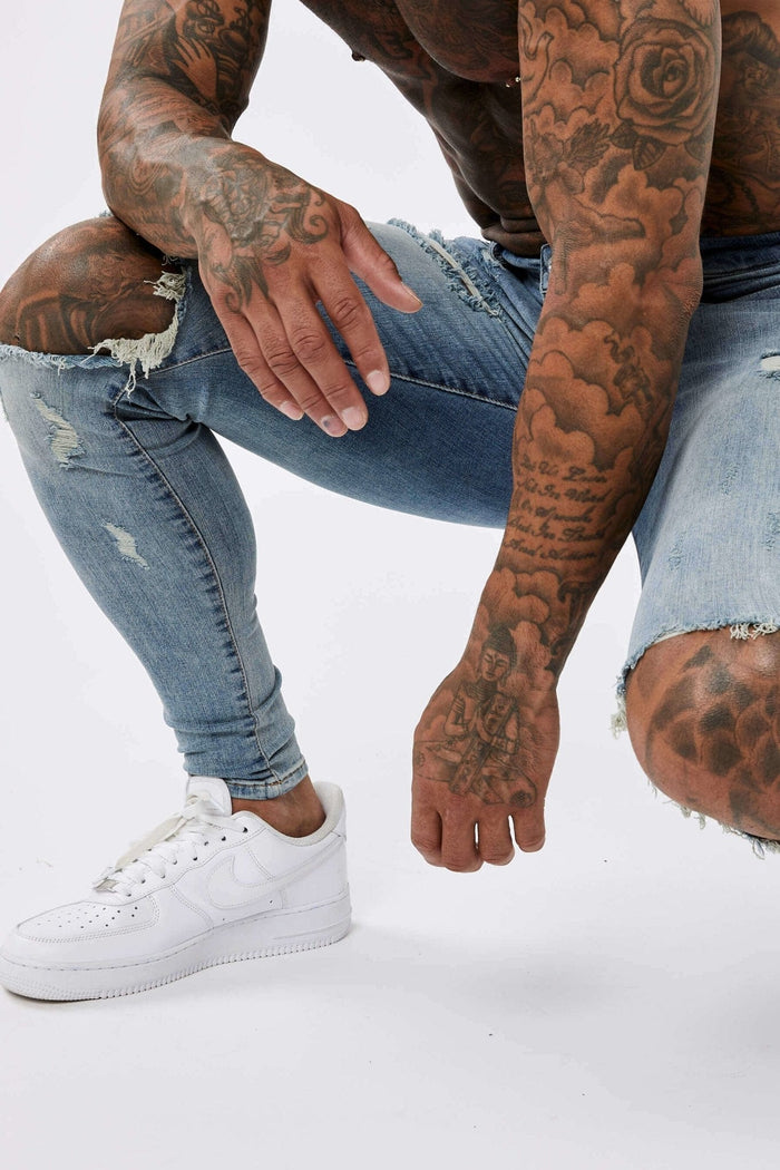 STARK GEWASCHTES DUNKELBLAUES SPRAY AUF JEANS – ZERRISSEN UND REPARIERT