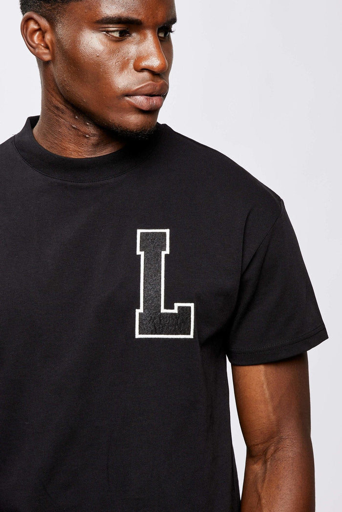 VARSITY L T-SHIRT - ZWART