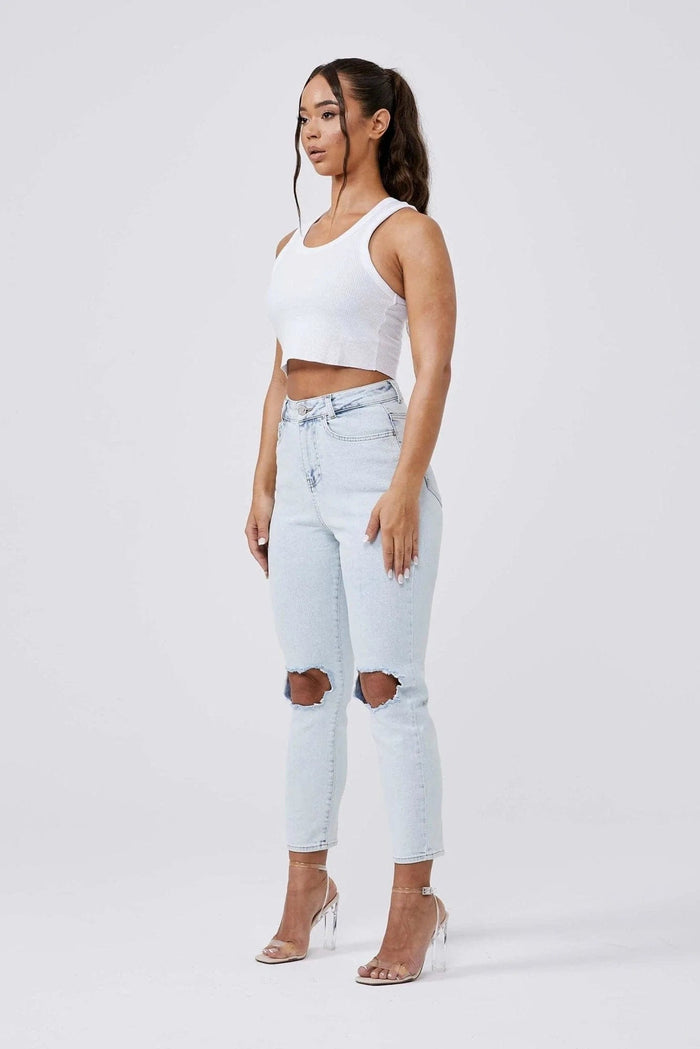 MOM-JEANS MIT KNIEZERRISSEN – BLEACH-WASCHUNG