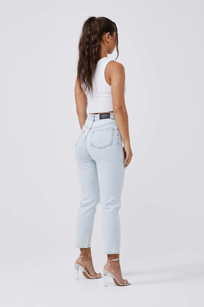 MOM-JEANS MIT KNIEZERRISSEN – BLEACH-WASCHUNG