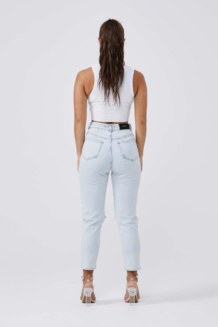 MOM-JEANS MIT KNIEZERRISSEN – BLEACH-WASCHUNG