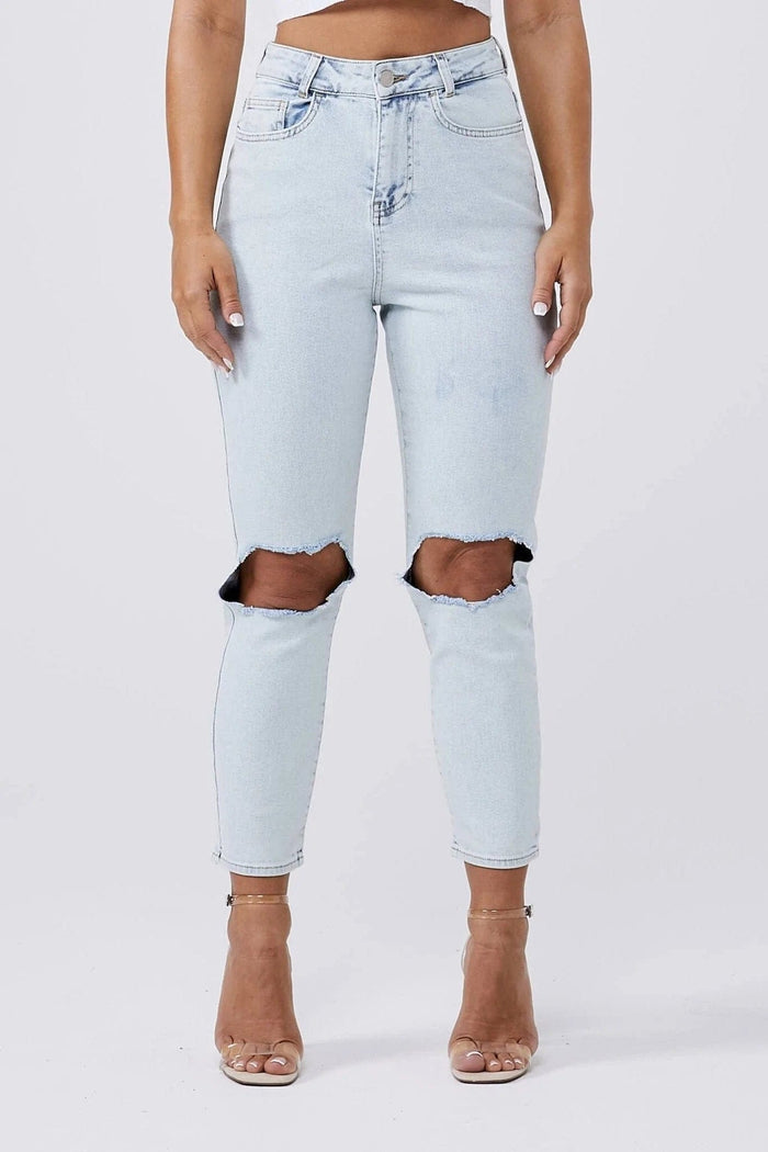 MOM-JEANS MIT KNIEZERRISSEN – BLEACH-WASCHUNG