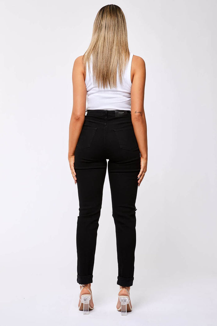 JEANS MIT GERADEM BEIN – SCHWARZES DESTROYED KNEE